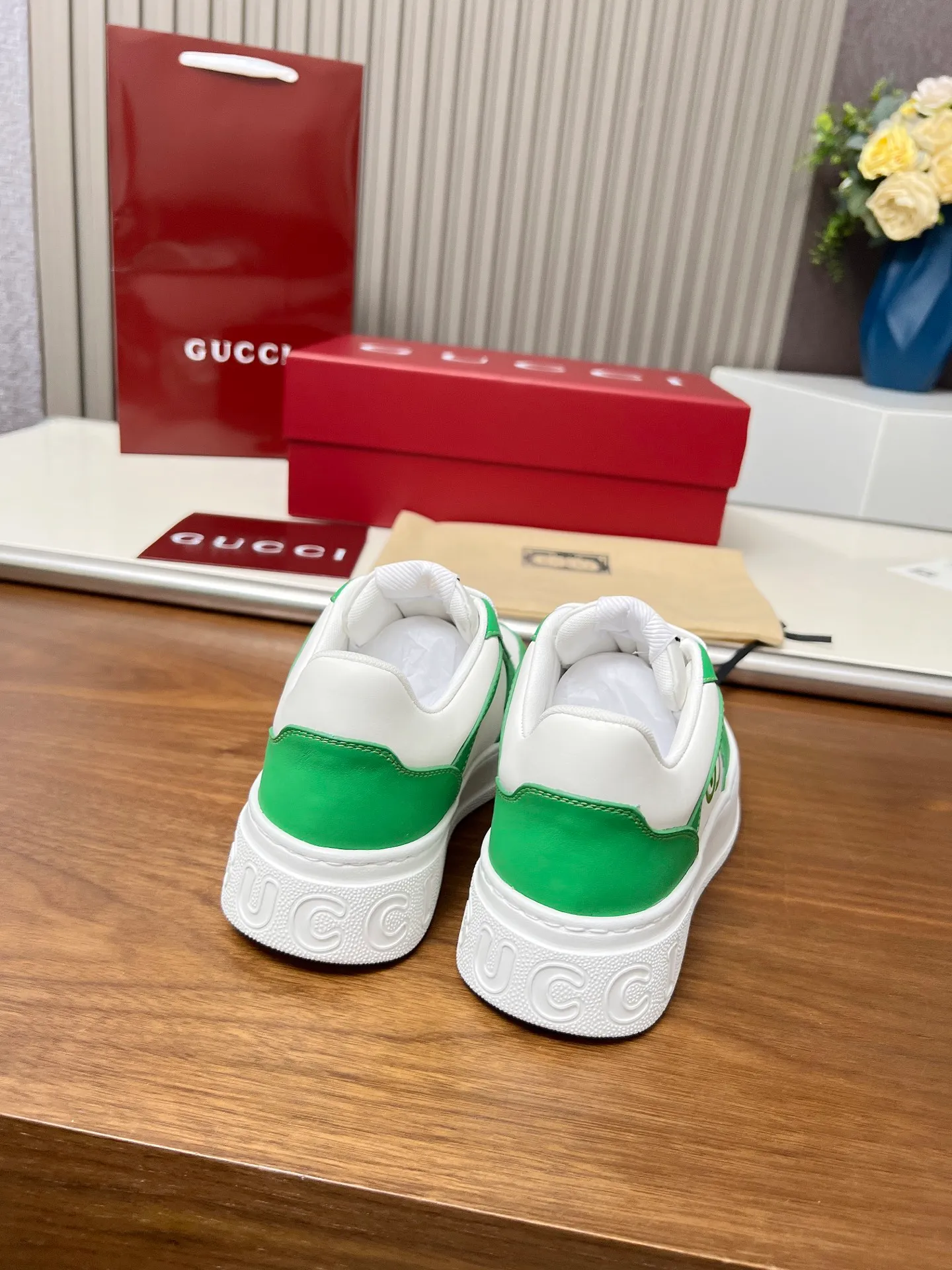 👟👟Ex-factory price 560👟👟Gucci casual sneakers, top version! Oil edge craftsmanship🌸🌸🌸1:1 reproduction. New model for early spring, creating a perfect style💣💣💣street style🔥🔥🔥Cool and stylish C-position fashionable outfit with retro and futuristic feel🌹🌹🌹Classic shoe shape, showing exquisite texture! Open mold to customize high-density outsole. Comes fully packaged. Size: Female 35-46. Fabric: Imported cowhide...men and women